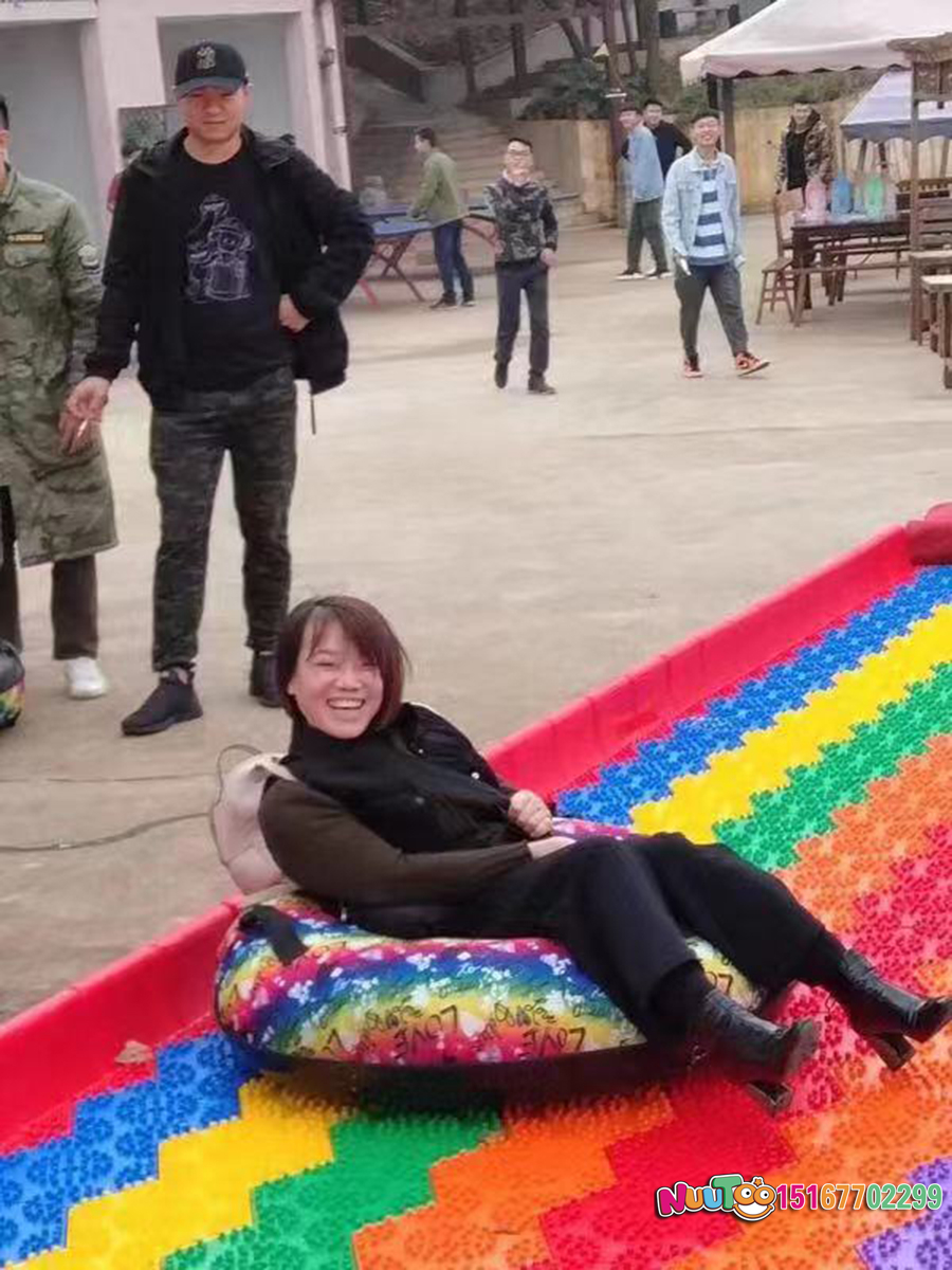 鄭州萬(wàn)科城彩虹滑道：城市里的游樂(lè)項(xiàng)目