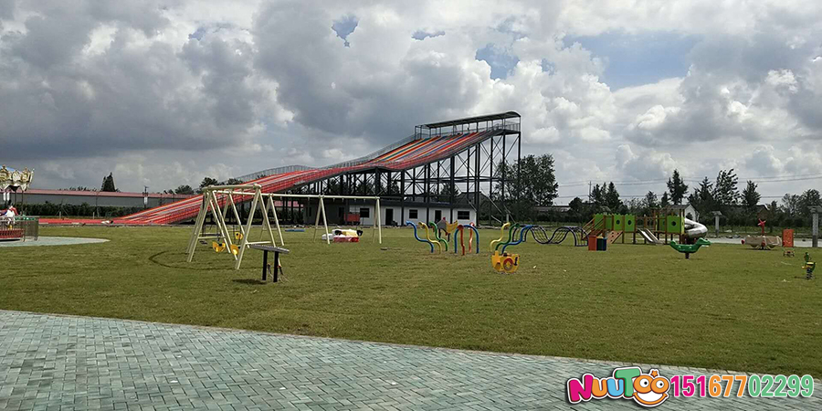 清遠叢林彩虹玻璃滑道：在滑道上體驗叢林的色彩