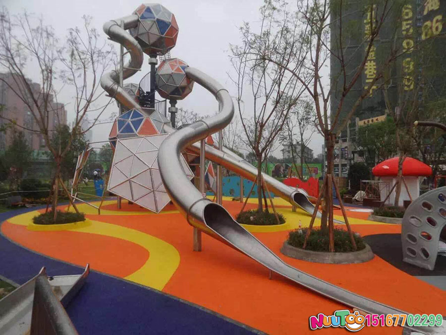 幼兒園應(yīng)該配備的游樂(lè)設(shè)備包括這些無(wú)動(dòng)力設(shè)備